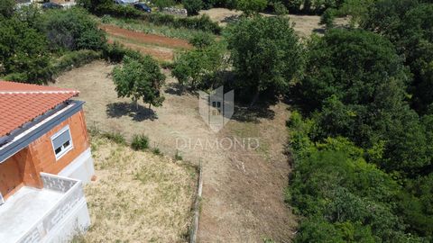 Location: Istarska županija, Pula, Veli vrh. Istria, Pula The location of the land is very good, which allows it to be well connected to important amenities (shops, kindergartens and public transport). It is located only 10 minutes from the city cent...