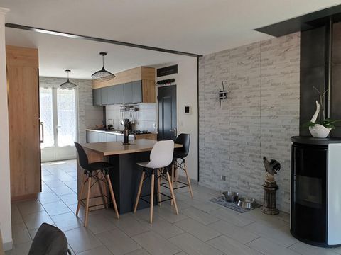 Bajada de precio para esta casa recientemente renovada, donde sólo tienes que dejar las maletas y situada cerca de Céret y sus servicios. Se accede a una entrada con un aseo independiente y un armario que le lleva a un hermoso salón con salón orienta...