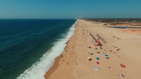 Ontdek een stedelijk perceel met een huis in Melides in een gebied in snelle toeristische en commerciële ontwikkeling, dat een uniek investeringspotentieel biedt.   slechts een paar minuten van het prachtige strand van Melides en de prachtige lagune ...