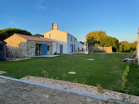 NOIRMOUTIER (85330) - Secteur La Madeleine / La Blanche Jolie maison noirmoutrine entièrement rénovée en 2021 offrant 4 chambres (dont une chambre totalement indépendante), 3 SDE/SDB, une belle pièce de vie orientée plein sud avec cuisine ouverte, et...