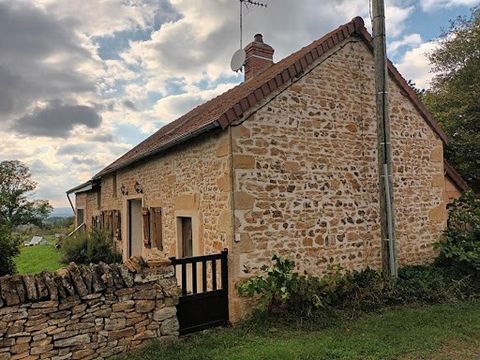 Huis van 95 m² met een terrein van 400 m² midden op het platteland van Brionnaise met de mogelijkheid om de uitbreiding van 86 m² op de grond van het huis te kopen en 2000 m² ook grond. Gelegen in het hart van de Brionnais, biedt deze charmante halfv...