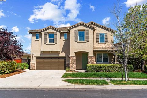 Welcome to this beautifully updated 5-bedroom, 4.5-bath gem located in the desirable Summerlake neighborhood of Oakley! With over 3,200 square feet of thoughtfully designed living space, this home offers the perfect blend of comfort, function, and mo...