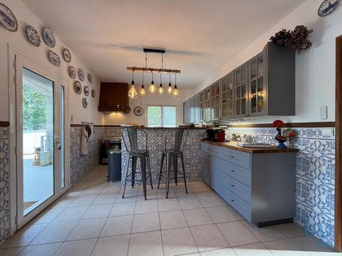 Acorda com o som dos passarinhos... em Rebordões Souto! Apresento-te esta encantadora moradia T3, com interior totalmente remodelado, inserida num terreno com mais de 1500m², perfeita para quem valoriza o contacto com a natureza, o conforto e a funci...