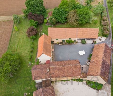 Dpt Dordogne (24), Propriété de charme avec gites entouré par 6 hectares de terrain