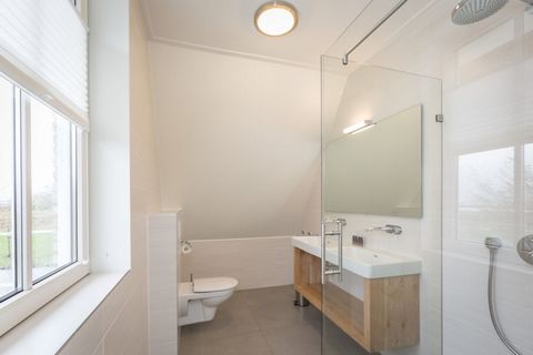 Dans cette magnifique villa wellness au toit de chaume, vous vivrez des vacances de rêve inoubliables dont vous profiterez avec toute la famille. Tout a été pensé pour rendre l'endroit aussi confortable que possible pour tout le monde. Le living du r...