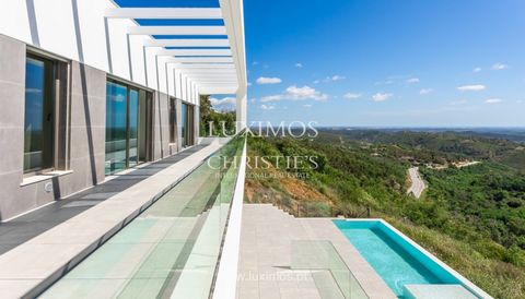 Esta fantástica moradia de luxo de três quartos, todos eles en suite , está localizada muito próxima das termas de Monchique , com vistas deslumbrantes para a serra e no horizonte vislumbra-se a costa. Com uma arquitetura moderna e singular , distrib...