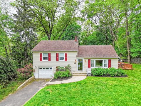 53 Millspaugh Lane | Bardonia, NY A home designed for every season of life — and every season of the year. Set on a quiet, no-through-traffic street in one of Bardonia’s most beloved neighborhoods, this beautifully maintained split-level sweetheart s...