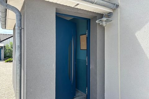 Just a short stroll from the beach, this bright and inviting single-storey holiday home in Saint-Martin de Bréhal offers the perfect escape to Normandy's coast. Set in a peaceful village nestled between sea and countryside, the house comfortably slee...