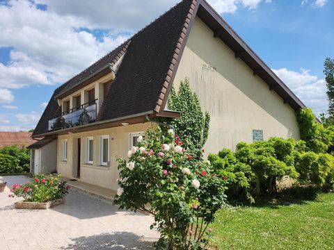 Un très bel ensemble immobilier composé de deux pavillons proche de Châteauroux, situé dans une commune de1200 habitants, toutes commodités sont sur place : cabinet médical, infirmières, kinés, pharmacie, boulangerie pâtisserie, boucherie charcuterie...