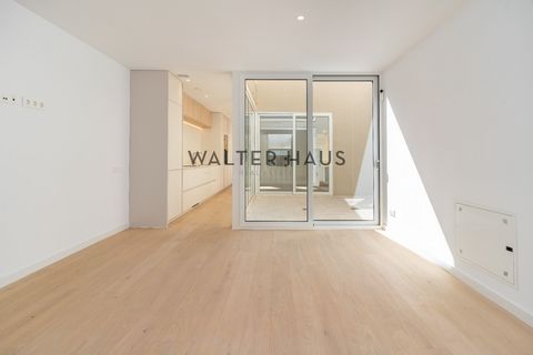 Exclusive 130m² duplex penthouse located in a newly built building with only four neighbors, in a quiet alley just a few meters from Passeig de Sant Joan. This home stands out for its functional and bright design, which maximizes natural light and op...