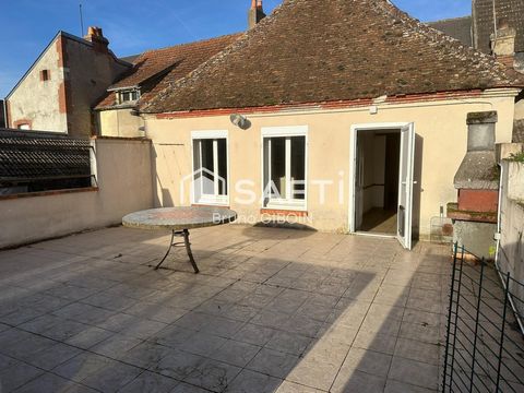 Immeuble centre ville Gien, Appartement + local commercial