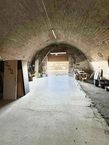 Grand garage de 83m² avec potentiel