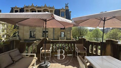 Barnes presenta una elegante vivienda con terraza y vistas panorámicas, en frente del rio Urumea. En un distinguido palacete del Paseo de Francia, esta exclusiva propiedad en segunda planta destaca por su luminosidad, amplitud y carácter señorial. Co...