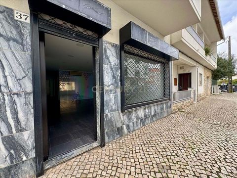 ¡Oportunidad única en el corazón de Pinhal Novo! Te presentamos este versátil local, situado en una zona céntrica y en expansión, con excelente visibilidad y fácil acceso. Compuesto por un área amplia y bien distribuida, este local ofrece una base só...
