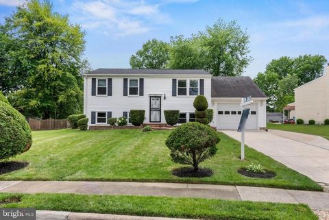 Bienvenue au 1263 Wilshire Dr, une maison de 5 chambres et 2 salles de bains soigneusement rénovée dans un emplacement privilégié à Herndon. Dotée de 3 chambres et 1 salle de bain complète à l’étage, ainsi que de 2 chambres supplémentaires et d’une s...