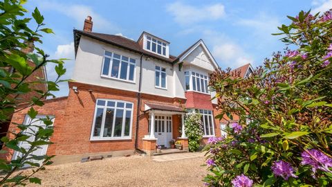 This remarkable six-bedroom detached home in Bromley masterfully blends period elegance with modern living. Spanning 3,847 sq ft, it sits on a generous plot, offering both expansive family space and potential for future enhancement. Recently updated;...