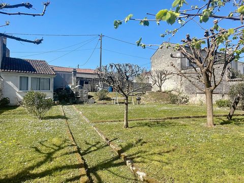 MAISON DE 32M2 ENVIRON SUR COGNAC AVEC GRAND TERRAIN NON CONSTRUCTIBLE