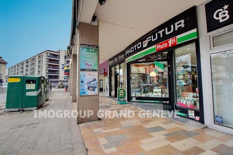 Annemasse city center, facing the tram, sells walls and inseparable business with a surface area of 88m2 on 2 levels. Main commercial room of 63m2 with independent entrance from the common areas. Fully fitted storage room of 24m2. Premium location, g...