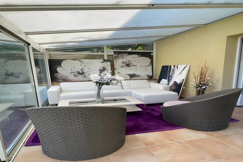 Nichée dans le paisible village de Saint-Pavace, à quelques minutes du Mans, cette charmante maison offre un havre de paix confortable et pratique pour les familles ou les petits groupes. Avec ses intérieurs lumineux et son environnement paisible, el...
