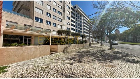 Office located in the central area of Lisbon, with 8 spacious and bright rooms, offers all the comfort and elegance you are looking for. Energy Rating: A+ #ref:COM_2527_RCOE