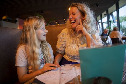 Welkom in uw stijlvolle toevluchtsoord op Resort Gulpen, gelegen in de glooiende heuvels van Limburg. Deze moderne lodge met houten accenten biedt een serene ontsnapping aan de drukte, gelegen in een rustige, autovrije omgeving. Geniet van zonnige ru...