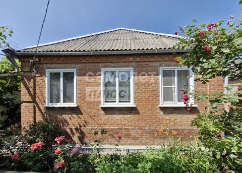 Продается теплый, уютный, кирпичный дом на высоком цоколе ,капитальный гараж, двор выложен плиткой. Дом расположен на земельном участке – 6 сот.Фасад - 20 м. Глубина - 30 м.Межевание проведено. Общая площадь 70,4 кв.м., В доме четыре жилых комнаты и ...