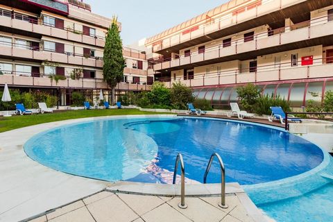 Descubra este fabuloso apartamento de alto padrão, localizado numa das zonas mais prestigiadas da linha de Cascais — a poucos passos do Casino Estoril e do encantador Jardim do Estoril. Com acesso fácil a pé a restaurantes sofisticados, cafés acolhed...