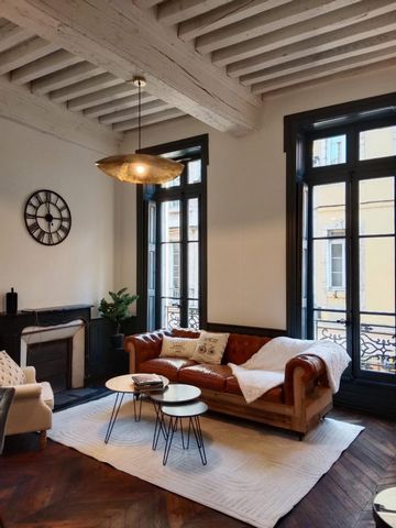 APPARTEMENT AVEC DE BEAUX VOLUMES - PLEIN COEUR DE CHALON - CHARME ET AUTHENTICITÉ