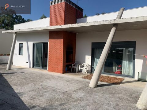 Moradia T4 Térrea, de arquitetura moderna. É constituída por cozinha de excelentes dimensões com zona de refeições, sala - também de excelentes dimensões - com lareira com recuperador de calor, três wcs, corredor, hall de entrada, despensa, lavandari...