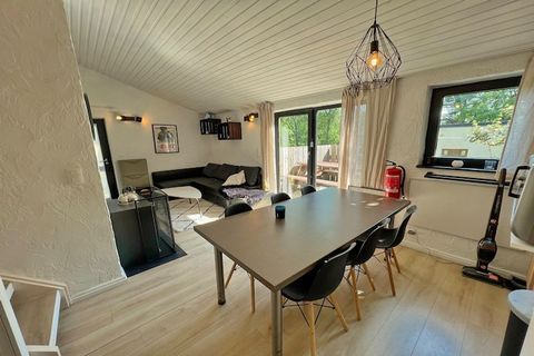 Bungalow rénové pour 6 personnes avec 2 chambres, situé près du lac de la Vallée de Rabais à Virton. Bungalow récemment rénové comprenant un séjour/chambre avec coin salon (1 canapé-lit double), télévision, poêle à bois, coin repas et kitchenette ave...