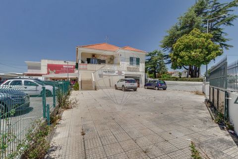 Loja / Escritório / Espaço Comercial em Pero Pinheiro Localização privilegiada: Situado no coração de Pero Pinheiro, na Avenida da Liberdade Próximo à Galp, Supermercado Dia (SuperCheio) e Café Restaurante Características do espaço: Atualmente adapta...