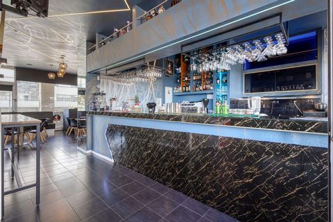 Trespasse de Bar com possibilidade de adaptar Restaurante na primeira linha de Praia de Leça da Palmeira, muito bem localizado em zona Residencial consolidada e ao lado da zona mais comercial e histórica de Leça da Palmeira. Com duas montas e bastant...