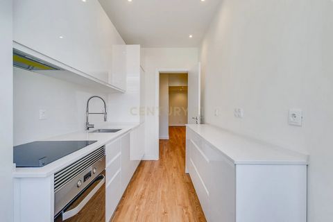 Descubra este encantador piso de 2 dormitorios, totalmente reformado, con 76 m² de superficie bruta y 6 m² de balcones, situado en una tranquila y acogedora plaza de São Domingos de Benfica. Ideal para quien busca comodidad, modernidad y una excelent...