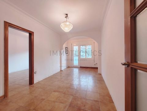 We present this magnificent property located on the beautiful Avinguda de Sant Ramon Nonat, one of the most coveted areas of the city for its tranquillity, wooded surroundings and excellent connection to all services. The apartment is a mezzanine flo...