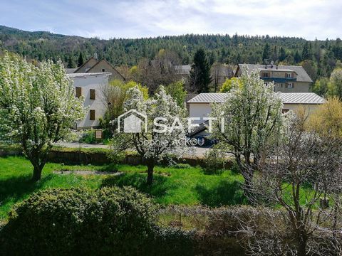 Ancienne bâtisse au coeur du village au potentiel énorme!!