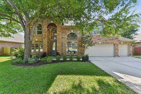 Dit prachtige Cedar Park-huis met 3.681 m² woonoppervlak biedt een zeer flexibele plattegrond die perfect is voor wonen met meerdere generaties of iedereen die op zoek is naar ruimte om zich uit te spreiden, te werken, te ontspannen en te entertainen...