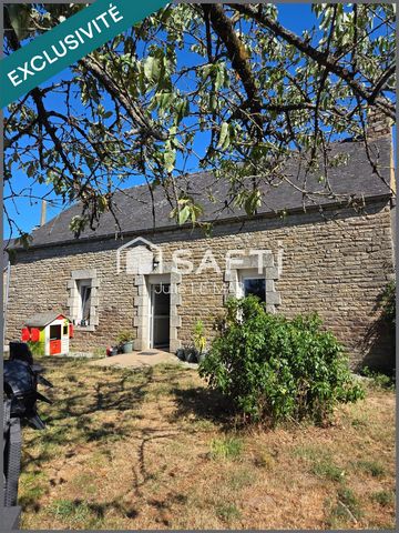 Maison en pierre et poutres apparentes.