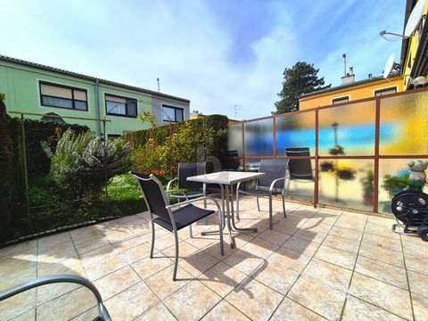 Dit charmante rijtjeshuis in 1100 Wenen biedt een voordelige plattegrond op 2 niveaus op 78 m² woonoppervlak. De rustige ligging en het terras op het zuiden met een goed onderhouden tuin en klein tuinhuis maken het de ideale woning voor gezinnen. De ...
