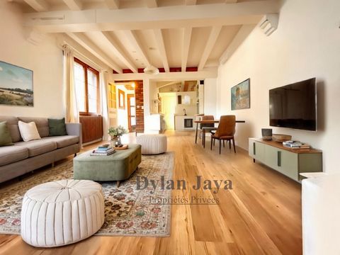 Maison pleine de charme avec sa cheminée, ses deux chambres, son bureau, et une dépendance, cumulant 86 m² au total à découvrir avec Dylan Jaya ! Accessible via la jolie cour partagée de cette petite copropriété très agréable (6 lots principaux), ou ...