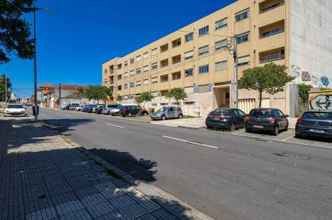 Identificação do imóvel: ZMPT578958 Come and see your new home... 3 bedroom apartment , fully renovated , with 128 sqm of private floor space , two balconies , parking space and private outdoor area of ​​the condominium with garden . Location: Locate...