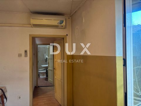 Location: Istarska županija, Pazin, Stari Pazin. ISTRIA, PAZIN - Apartment for renovation in the city center! DUX nekretnine offers an apartment in the city center that needs renovation. It is an apartment located in a smaller building with a new roo...