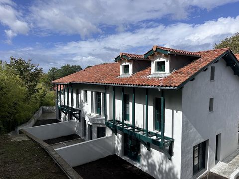Vivez l'exception à Biarritz avec ce plateau en duplex de 146 m2, niché au cur du quartier prisé des haut de St Charles, offrant jardin privatif, terrasse.