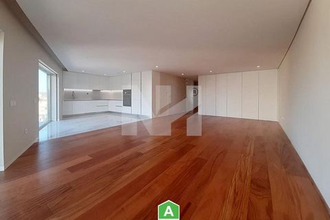 NH CL 20798 Ik presenteer u een uitstekend appartement met 3 slaapkamers, NIEUW, gelegen in een van de belangrijkste verkeersaders van de stad Póvoa de Varzim, op ongeveer 300 meter van het strand. Dit uitstekende appartement, in het hart van de stad...