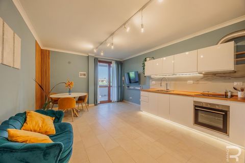Denna härliga trerumslägenhet ligger i ett välskött och vackert designat bostadsområde, i omedelbar närhet av havet - bara en minut skiljer dig från det turkosblå vattnet. Hela komplexet har en lugn atmosfär, välskötta utomhusområden och ett utmärkt ...