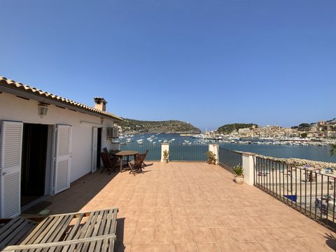Property to renovate with 3 apartments and a shop on the first line of Puerto de Sóller The constructed area of the property is distributed over 4 levels, a large shop on the ground floor and a total of 3 apartments, one on each floor. All apartments...