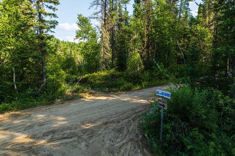 Large wooded lot of 15,400 m² (165,764 ft²) located in a beautiful resort area in Ferland-et-Boilleau. An access road and a space planned for building are already in place -- all you have to do is clear them to accommodate your project. Ideal place f...
