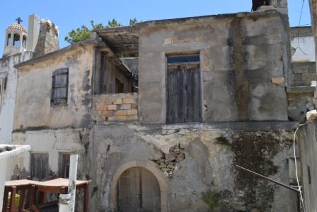 Kato Chorio Old house on two levels of 100m2 for sale in the village square. The house is located on a plot of 50m2. The upper floor has 3 rooms and the bottom floor has another 3 rooms. It enjoys nice mountain views and the water and electricity are...