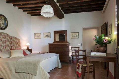 Located in Pergine Valdarno, this charming holiday home is ideal for couples on a romantic getaway or a family with kids. There is also a shared swimming pool offering panoramic views. The stunning Invaso di La Penna (10 km) is the perfect destinatio...