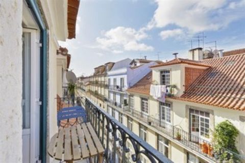 This is a stunning 3 bedroom duplex right in the middle of Lisbon's downtown with premium view of the Castle and Carmo ruins. The property is on the 5th floor of a building with elevator, rehabilitated interiors and fire column. On the entrance floor...