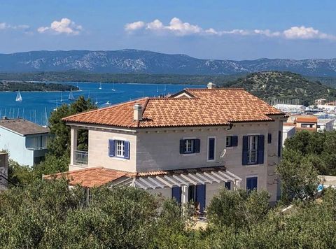 Mooi huis gebouwd en uitgerust in mediterrane stijl. Gelegen op een rustige locatie in Murter met uitzicht op de zee. Het bestaat uit een begane grond met een keuken en eetkamer, een badkamer en een ruime woonkamer van waaruit u uitkomt in een groene...